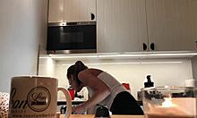 Силвиас, босонога беба, показује своје беспрекорне брадавице на кухињској камери