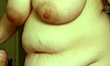 मेरी पत्नी, एक कामुक एमआईएलए, कैमरे पर खुद को आनंदित करते हुए कामुक पेट और स्तन हिलाती है। फीडबैक का स्वागत है।