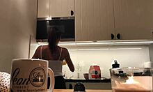 Barfußluder Sylvias Küchencam-Show mit ihren makellosen Nippeln