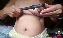 Versaute Mutter mit gedehnten Brustwarzenpiercings genießt 16-mm-Stab-Einführung in hausgemachtem Video