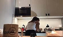 Sylvia'nın mutfak kamerası, kusursuz meme uçlarıyla çıplak ayaklı bebek gösteriyor