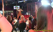 Domáce video amatérskej striptérky a amatérskeho dievčaťa v divokej párty