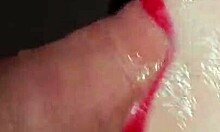 Intensive Nahaufnahme von schlampigem Oralsex mit einer Freundin in hausgemachtem Video