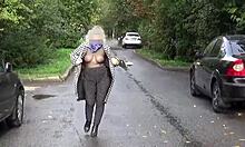 बड़े स्तन वाली नायलॉन-पहने हुए मिल्फ सोलो आउटडोर वीडियो में अपनी संपत्ति दिखाती हैं।