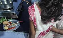 Любительская пара из сельской Индии наслаждается домашним кухонным сексом в позе 