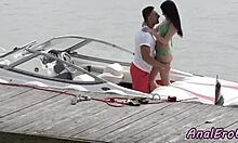 Mulher pequena com seios pequenos desfruta de sexo anal em um barco em um vídeo caseiro