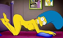 Marge, la casalinga birichina, viene sodomizzata sia in palestra che a casa durante l'assenza del marito, con un divertente cartone hentai a tema Simpsons come sfondo
