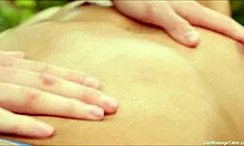 Homoseksuelle mænd nyder hinandens ophidselse under massagesession