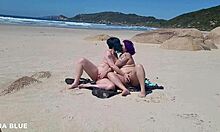 Două femei se sărută nud pe o plajă braziliană