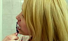 Очаровательная блондинка-подруга Оля соблазняет своими большими сиськами, когда принимает душ дома