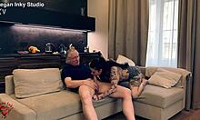 Alter Mann und junges Mädel beim hausgemachten tschechischen Sexvideo