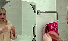 Rozkošná blondínka Olya zvádza s veľkými prsiami pri sprchovaní doma