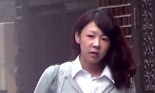 Japonská teenka se počůrá venku a je zachycena na kameře
