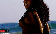 Dusná čierna žena si užíva vyzliekanie v oceáne