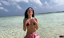 Maldivler'deki bir plajda altın duş, işeyen güzel bir kız için