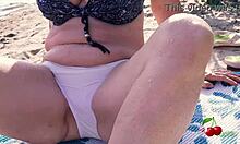 MILF-ul pășește pe plajă și se bucură în fața fiului ei vitreg