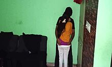 Brittiskt par njuter av hemmagjord sex med stor indisk flickvän