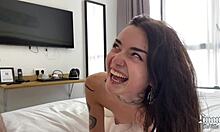 Домашно видео на малка кафява коса, която прави минетка и се наслаждава на анален секс