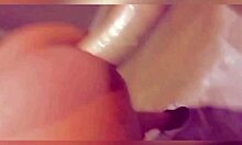 Zelfgemaakte video van lesbische seks met een seksspeeltje