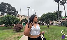 Kassandra, Latina s velkým zadečkem, se vzruší a hledá cukrového tatínka na veřejnosti v tomto kompletním videu s červeným oblečením, podpatky a piercingem jazyka