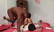 Shathi Khatuns, 집에서 만든 포르노에서 여자와 남자 두 명과 함께하는 뜨거운 딥스로트와 쓰리썸