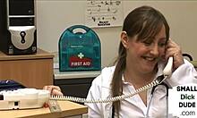 Eine Krankenschwester und eine Femdom-Gruppe verwöhnen einen Patienten mit einem kleinen Penis in einem hausgemachten Video