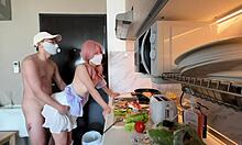 Irmã asiática é fodida na cozinha em um vídeo caseiro