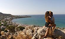 Un cuplu minunat de 18-19 ani se bucură de un sărut pasional și de o mângâiere a fundului pe insula Creta