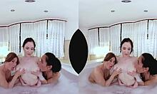 Lesbiska med stora bröst och leksaker njuter av badet tillsammans