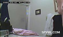 Amatör spion video av en vintage flicka i badrummet