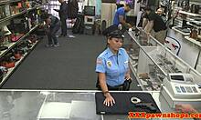 隠しカメラで捕まえた警察の美女が貸し屋に面接される