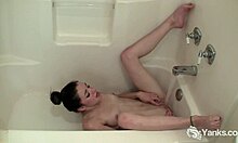 Regardez les petits seins d'Anastasia rebondir pendant qu'elle se masturbe sous la douche