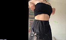 Amateur Roemeense tiener kleedt zich uit en gebruikt een dildo om in kousen tot een orgasme te komen