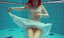 Diana Zelenkinan mehukas perse julkisessa uima-altaassa