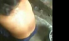 Hjemmelaget video av en naken indisk kvinne som bader