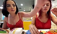 L'angelo tatuato Duda Pimentinha e altre nuove ragazze si preparano per fare sesso in un negozio McDonalds