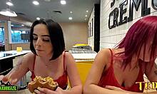El ángel tatuado Duda Pimentinha y otras chicas nuevas se preparan para el sexo en una tienda de McDonalds