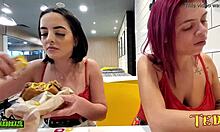 L'angelo tatuato Duda Pimentinha e altre nuove ragazze si preparano per fare sesso in un negozio McDonalds