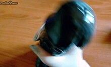 Un europeo amateur se masturba con un gran consolador negro con guantes