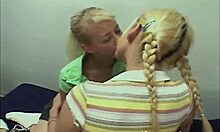 Adolescenti lesbiche con piccoli seni si divertono a fare sesso orale a tre