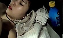 Une jeune asiatique bien gonflée se fait plaisir dans un bus