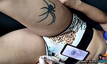 胸の大きなブロンドのロラニー・エグゾティカは、タトゥーアーティストの前で激しくセックスします