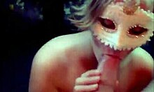 Maskeli MILF göğüslerinde patlayan büyük bir horozun ev yapımı videosu