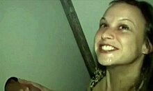 נשים נרגשות מקבלות קרמפי בסרטון סקס של gloryhole