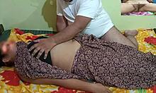 Студентка-любитель занимается сексом с волосатой индийской горничной в позе ковбойки