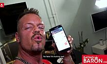 Sidney Dark, egy német gótikus MILF, a datingbaron.com-on egy forró szexdátum előtt ujjazgatja a borotvált punciját