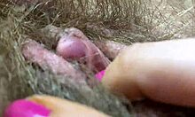 Extreme Nahaufnahme einer wilden Amateure riesige Klitoris im Wald