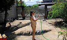 一个裸体家庭主妇在前院洗