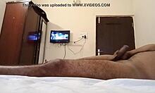 Une MILF indienne à la chatte rasée aime le sexe à l'hôtel