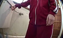 Remaja Asia kecil mendapat pantatnya ditumbuk di atas kamera tandas